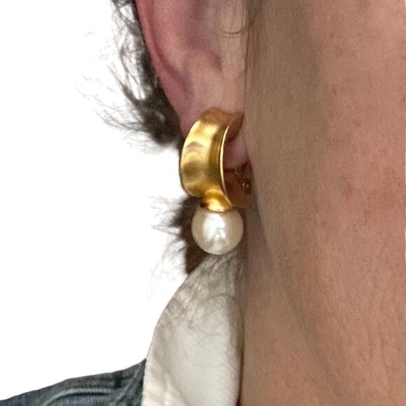 Vtg Anne Klein AK Rare Find Half Hoop Gold Tone Pearl Clip On Earrings Elegant - Picture 2 of 2